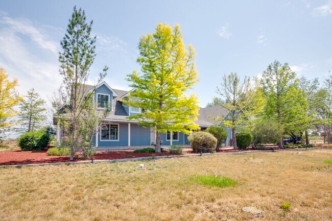 Building Photo - 3 Bedroom Farm House For Rent