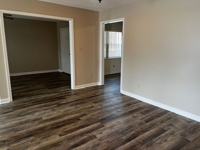 Building Photo - Maryville 37804 - 2 bedroom 2 bath condo -...