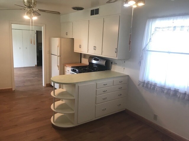 Building Photo - Beautiful single level home with fenced back yard