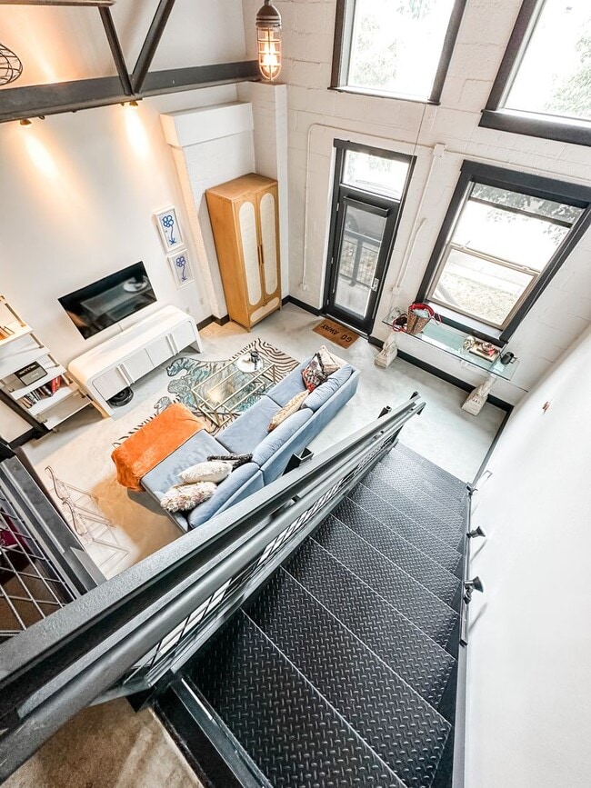 Building Photo - Gorgeous one bedroom one bathroom Denver Loft