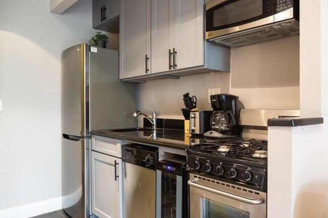 Building Photo - 689 10th Ave