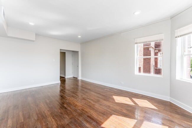 Building Photo - 1121 N Leclaire Ave