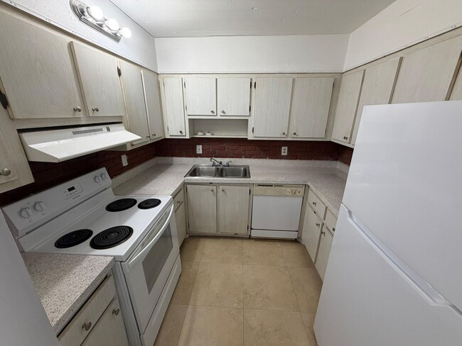 Building Photo - 1830 Maravilla Ave