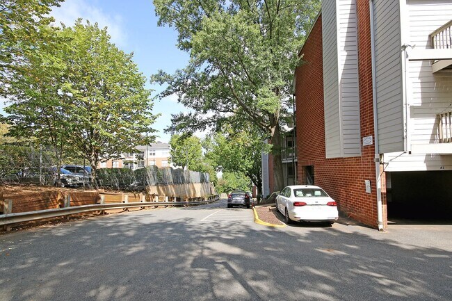 Building Photo - Steps From The UVA Corner (Lease Pending)