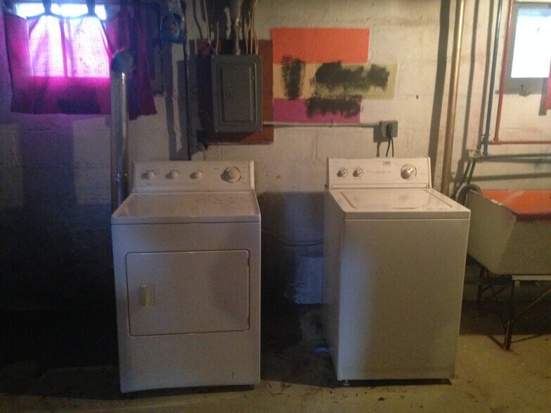 Building Photo - 613 E 8th St