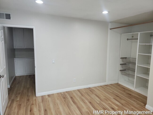 Building Photo - Large Condo in Claremont