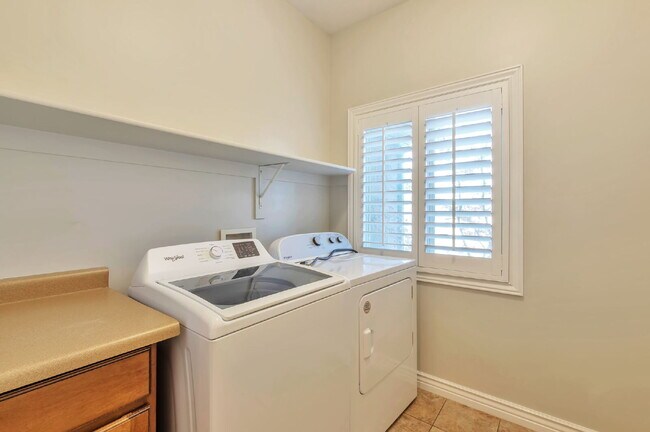 Building Photo - AVAILABLE NOW  — SPACIOUS & BEAUTIFUL Bountiful Meadows Home.