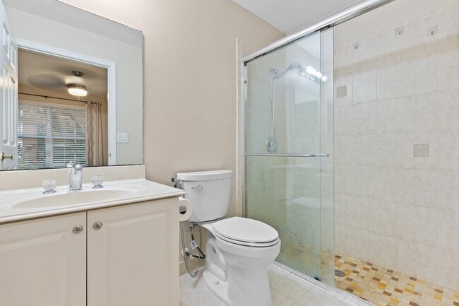 Building Photo - 1033 NE 17th Way