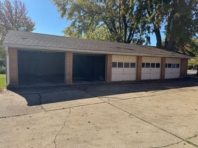 Building Photo - 3935 W Sylvania Ave