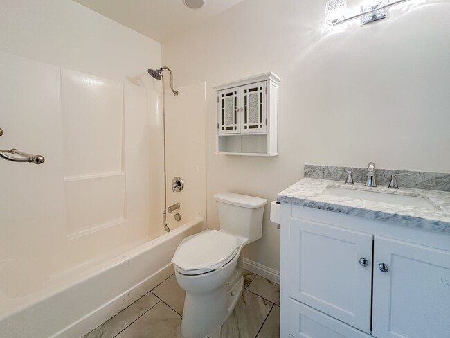 Building Photo - Stylish 4 Bedroom, 2 Bath Single-Story wit...