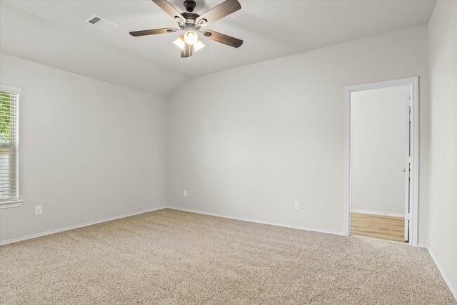 Building Photo - 627 E Fairway Lake Dr