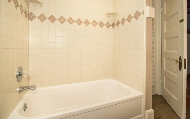 Building Photo - 3 Bed, 1 Bath Home by Downtown!