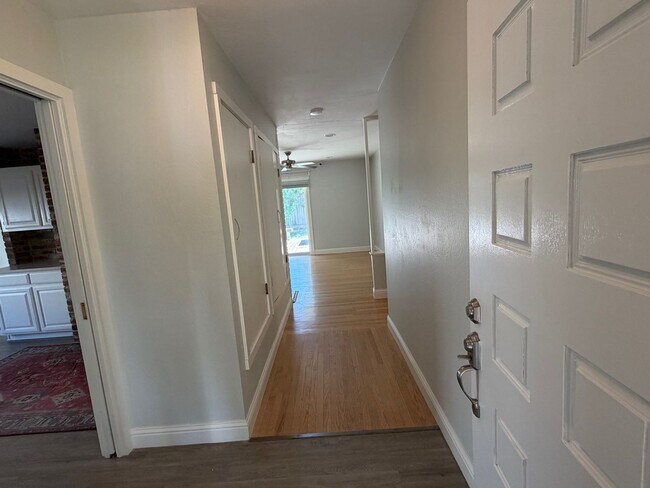 Building Photo - 9152 Condesa Dr