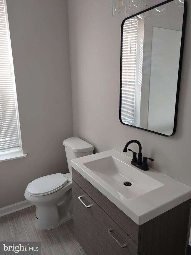 Building Photo - 1812 N Croskey St