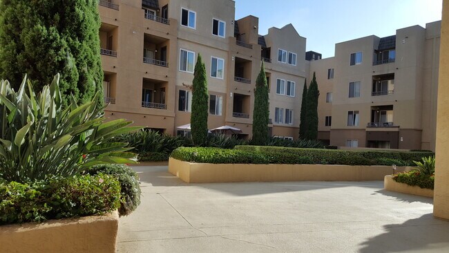 Building Photo - 3550 Lebon Dr