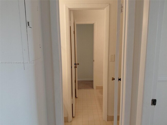 Building Photo - 999 Hamilton Dr