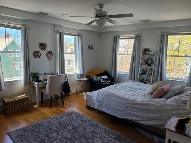 Building Photo - 10 Fern St