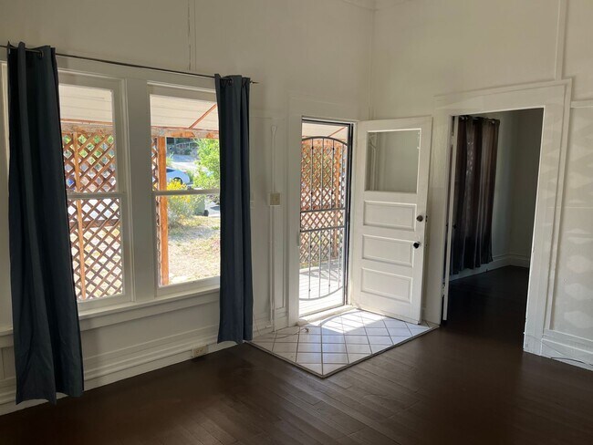 Building Photo - Early 1900's Charm In This Two Bedroom in Prescott