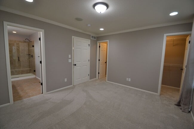Building Photo - 4 bedrooms and large loft in Banning Lewis...