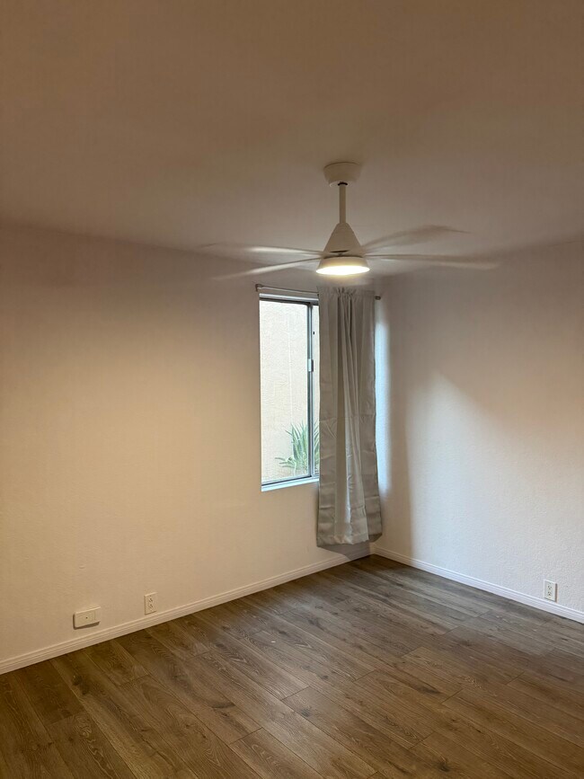 Bedroom - 400 N Sunrise Way
