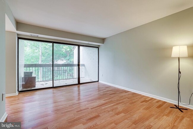 Building Photo - 2210 Springwood Dr
