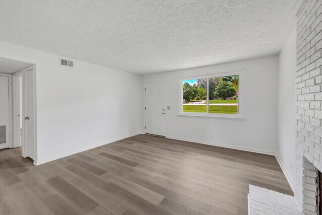 Building Photo - Furnished, remodeled 2BR near Nashville hospitals, all utilities and WiFi included, updated kitch...