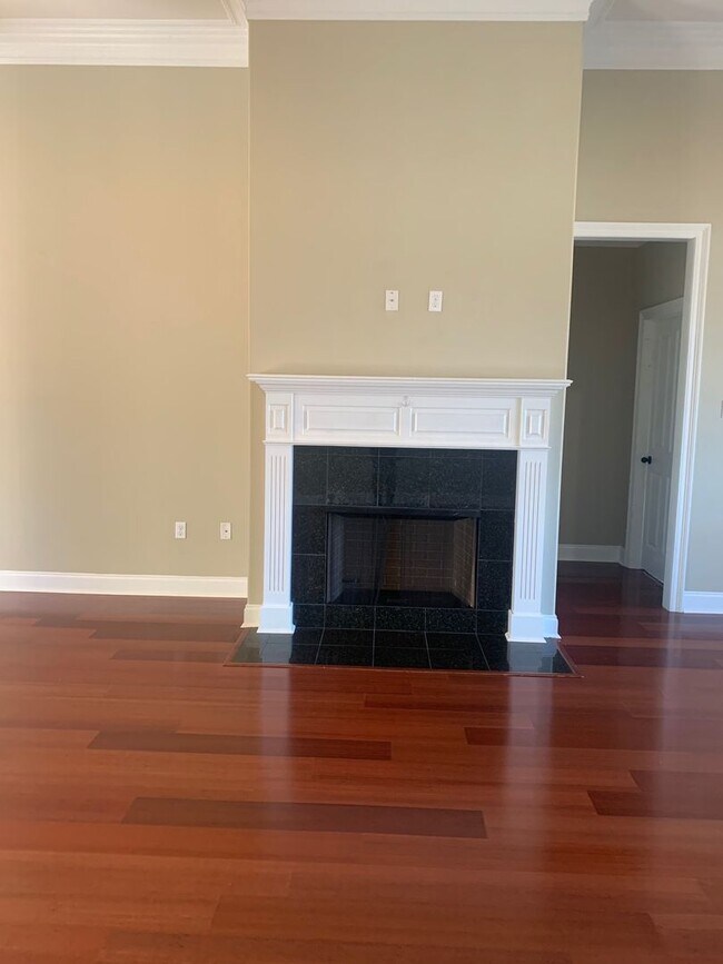 Building Photo - 4BR/3BA