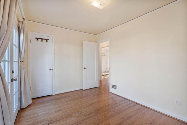 Building Photo - Adorable 2-bdrm/1-bath mid-century modern. Private backyard, sauna, washer/dryer, & more!