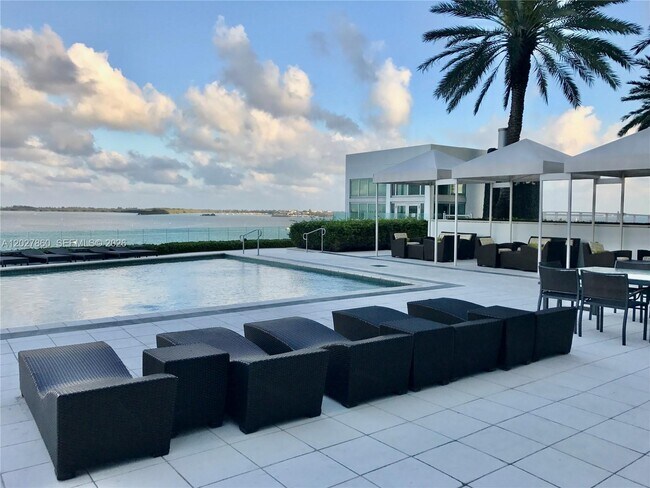 Building Photo - 1331 Brickell Bay Dr
