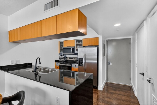 Building Photo - 1750 N Bayshore Dr