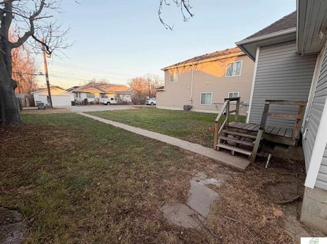 Building Photo - Spacious Home with Huge Backyard, Laundry included