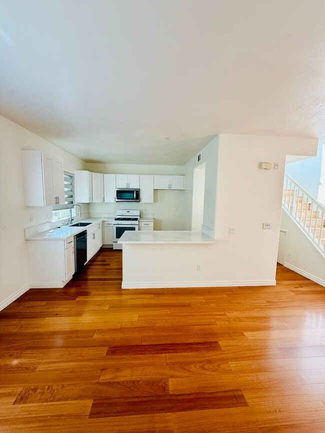 Building Photo - Remodelled 4 Bedroom Townhome for Lease in...