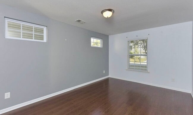 Building Photo - Enjoy the perfect blend of luxury, comfort...