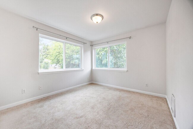 Building Photo - Location, Location!! 2-bedroom Condo in Ma...