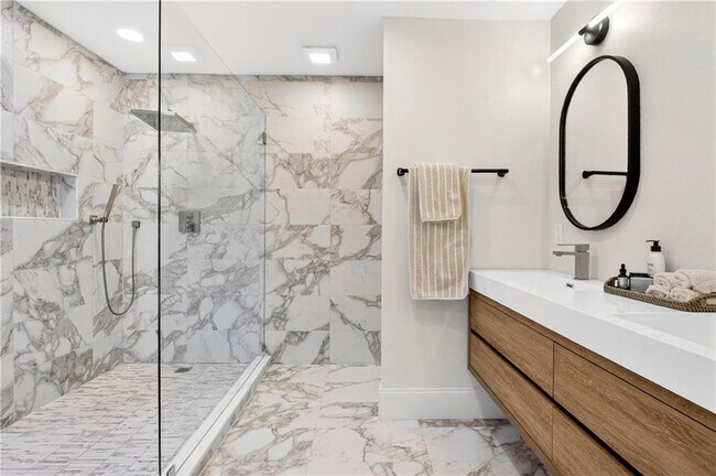 Building Photo - 2226 Melante Dr NE