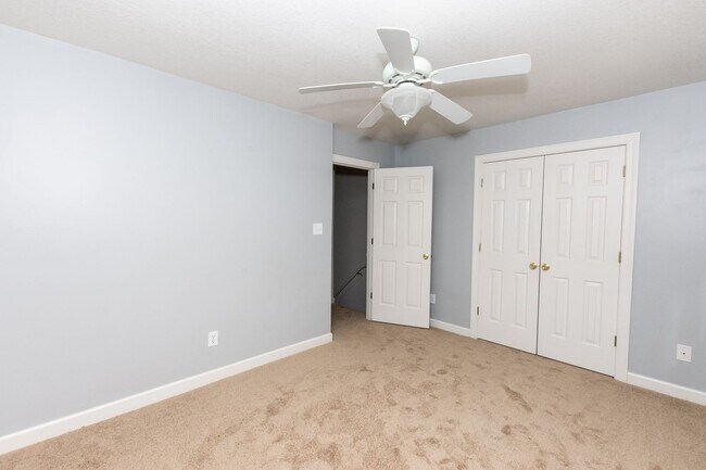Building Photo - 104 Streamwood Dr