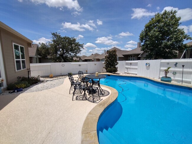 Building Photo - Beautiful 4 bedroom with a pool!!!