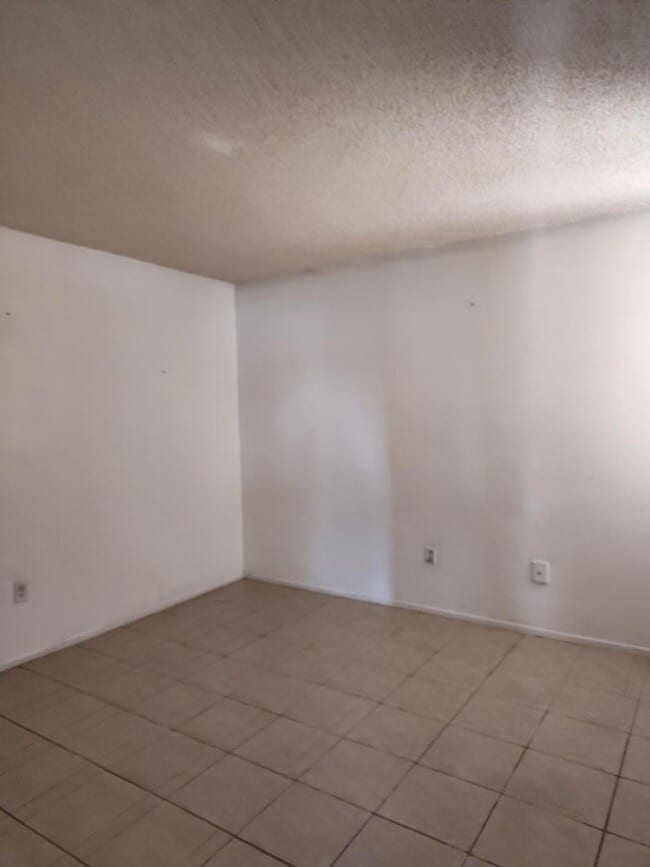Building Photo - Welcome to Silver Springs Shores–Plaza Rid...