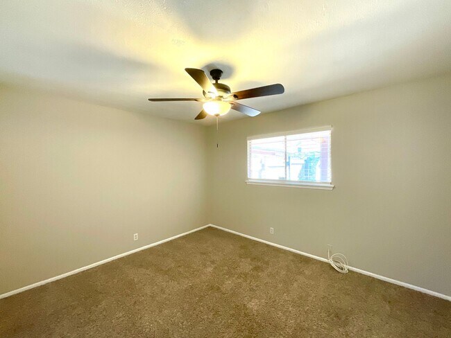 Building Photo - MUST SEE! 2 Bedroom / 1.5 Bath Duplex w/ Garage!