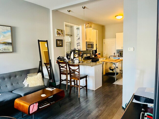 Building Photo - 1300 N Greenview Ave