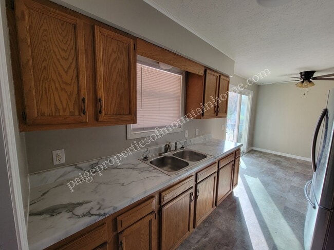 Building Photo - Town Park 3 bed 1 bath