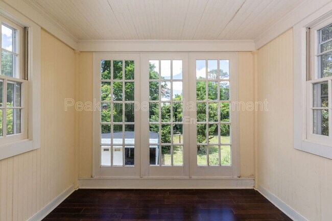 Building Photo - 1404 Wilmington Ave W