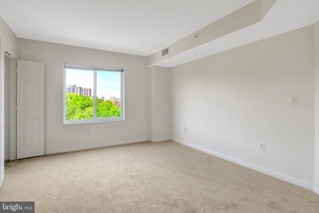 Building Photo - 3101 N Hampton Dr