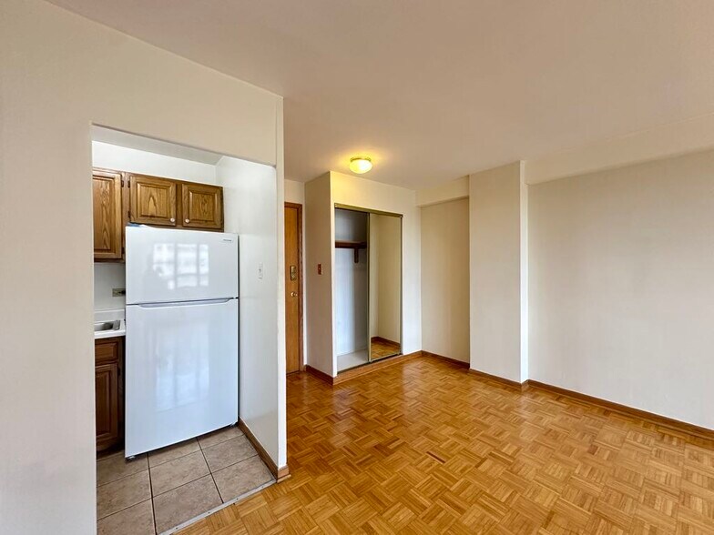Building Photo - 4180 N Marine Dr