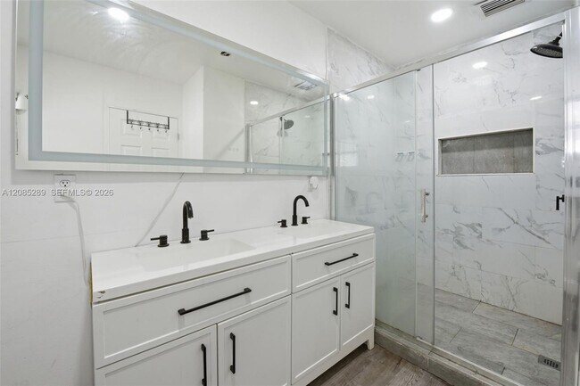 Building Photo - 4621 SW 31st Dr