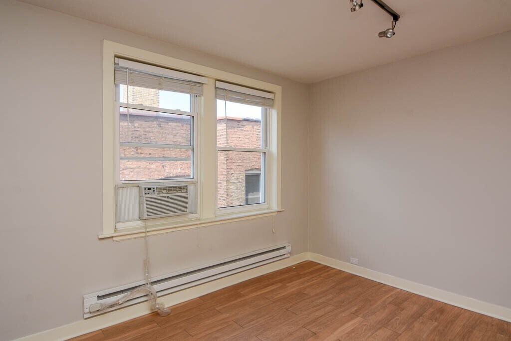 Building Photo - 511 W Belmont Ave