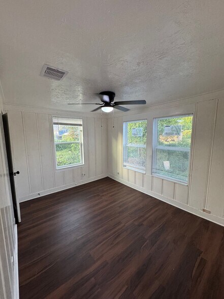 Building Photo - 878 Granville Dr