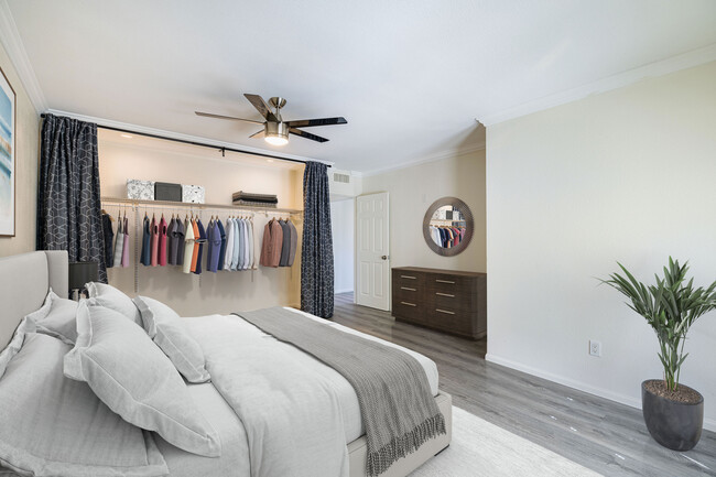 Large Closets - 73515 Catalina Way