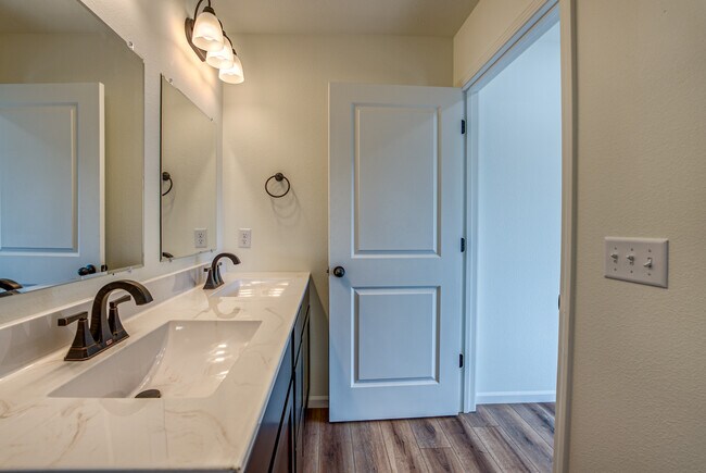Building Photo - 204 E Sunset Cove Ln