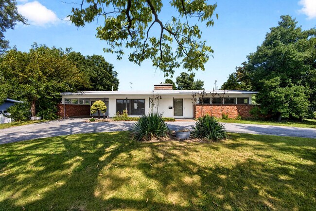 Building Photo - 2205 Country Club Dr
